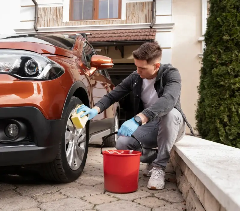 Lavage auto à domicile Fourmagnac : professionnel intervenant sur un véhicule